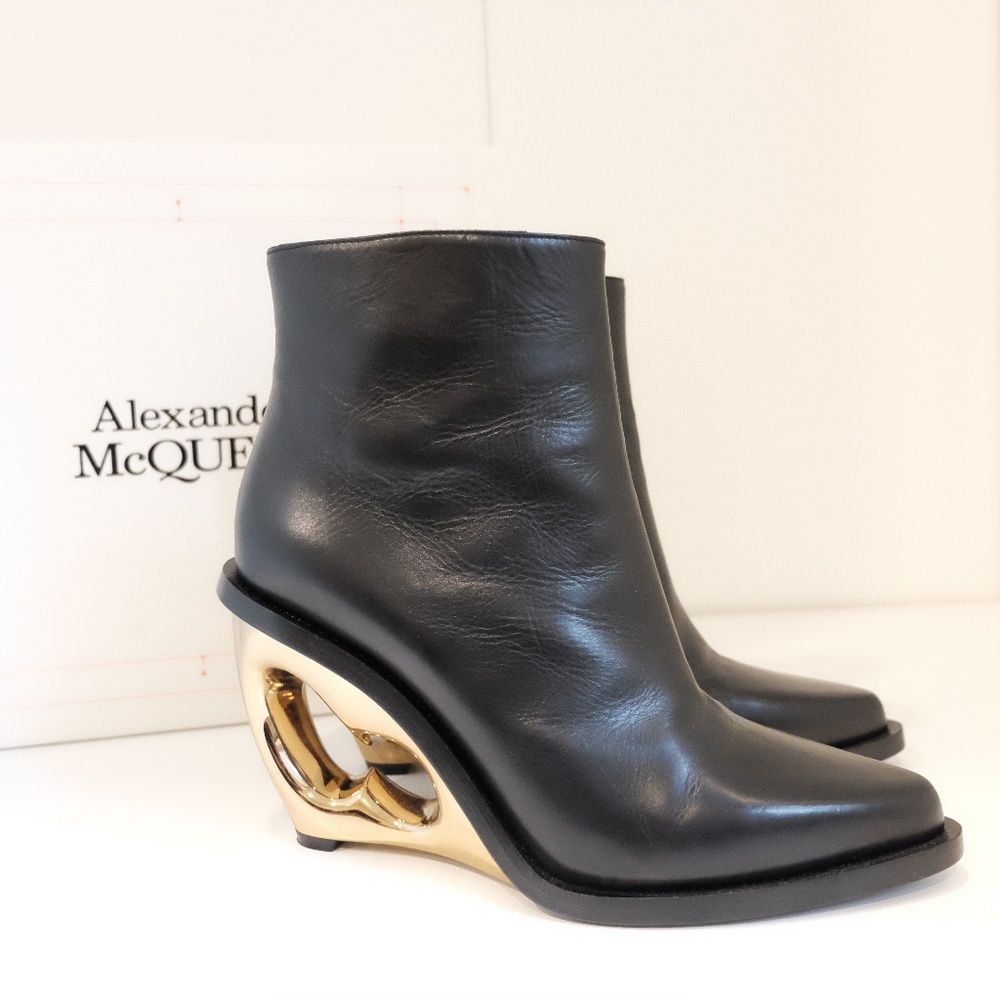 Alexander McQueen - Picture 1 of 7